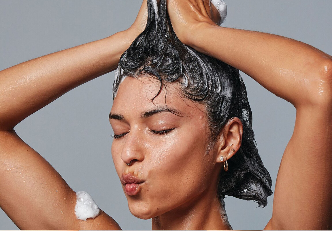 Hier zijn de skincarestappen voor je haircareroutine